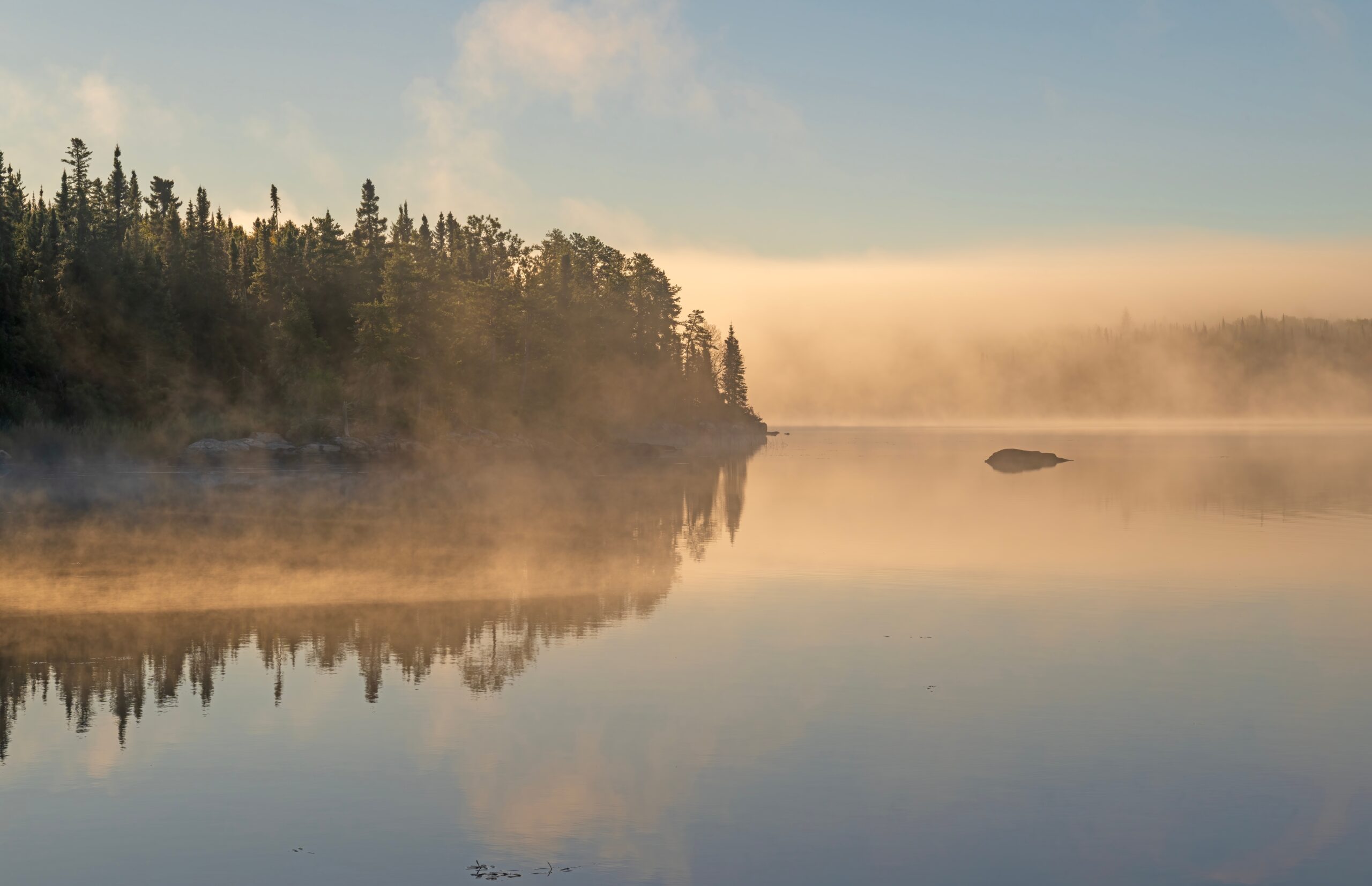 Sunlight,Hitting,The,Morning,Mist,In,Canoe,Country,In,The